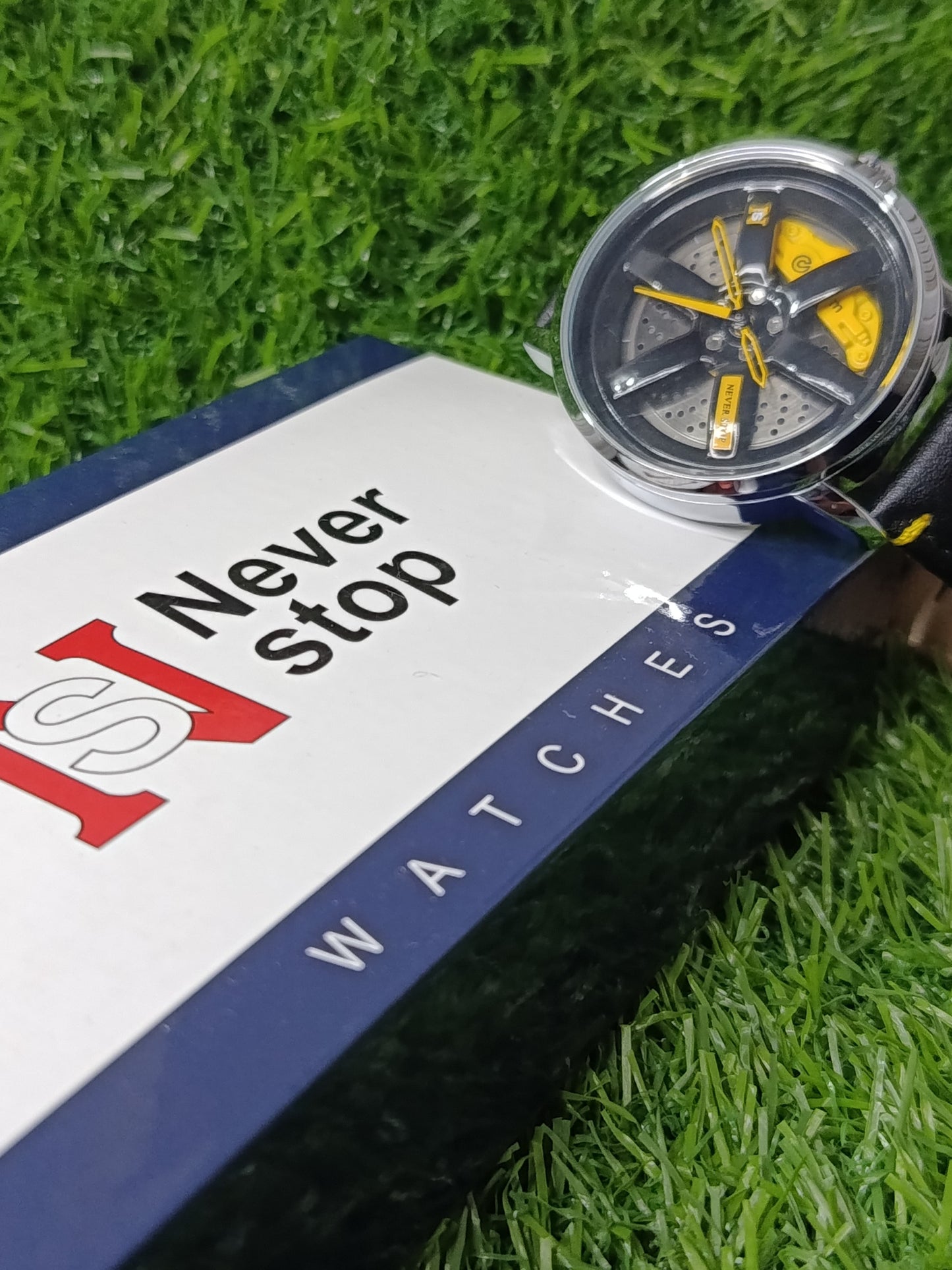 Never Stop Stylish Analog Wristwatch with leather Strap