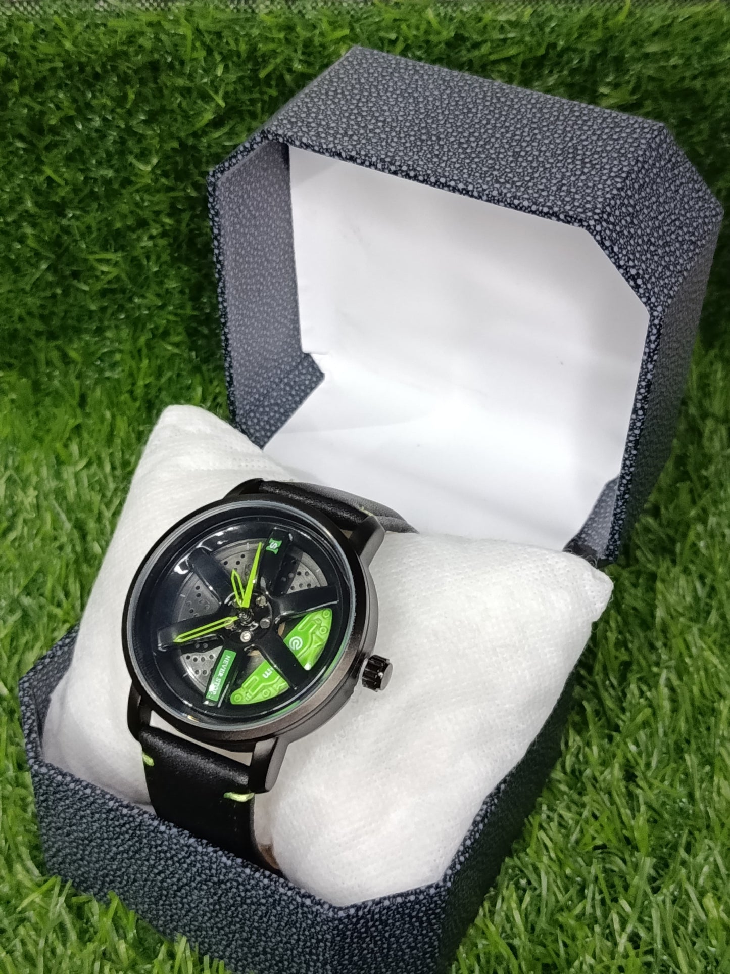 Never Stop Stylish Analog Wristwatch with leather Strap